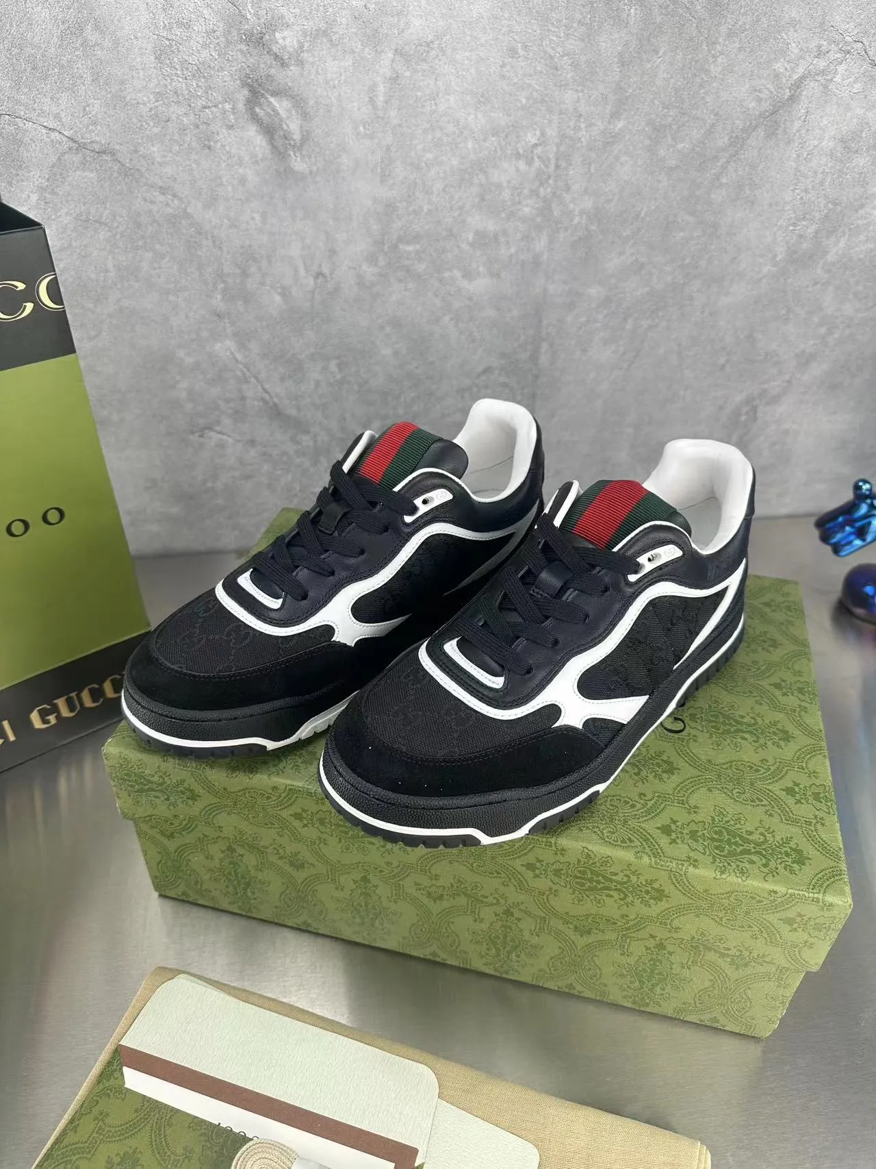 👟👟Ex-factory price 600👟👟 Gucci's latest hot-selling series of high and low-cut distressed couple's sneakers are shipped. The original version is purchased, developed and manufactured. This high-low top sneaker adopts a basketball-style silhouette design, cleverly integrated with hollow panels and distressed effects, showing its unique ingenuity. The ingenuity incorporates brand logo details such as interlocking Double G styling accessories and Gucci lettering, a low-key tribute to the brand's design heritage. Exquisite packaging at the delivery counter 🛍📦 ▪️ Fabric: Original customized imported first-layer cowhide ▪️ Inner lining: Imported first-layer cowhide ▪️ Sole: Original molded TPU sole ▪️ Sole thickness: 3cm ▪️ Size: 35-46 (Male 38 46 customized)